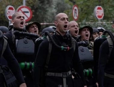 Ανατριχιαστικό αντίο των ΟΥΚ πάνω από τον τάφο του νεκρού βατραχανθρώπου (βίντεο)